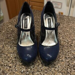 White House Black Market Blue Snakeskin Pattern "Bailey" Stiletto 4"Heels size 6